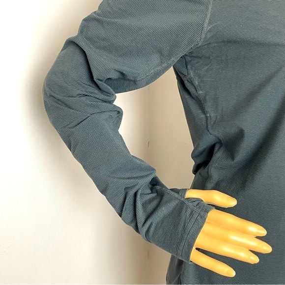Terramar Long Sleeve Workout Shirt w/ Thumb Holes – Gray, Size Medium - Picture 3 of 8